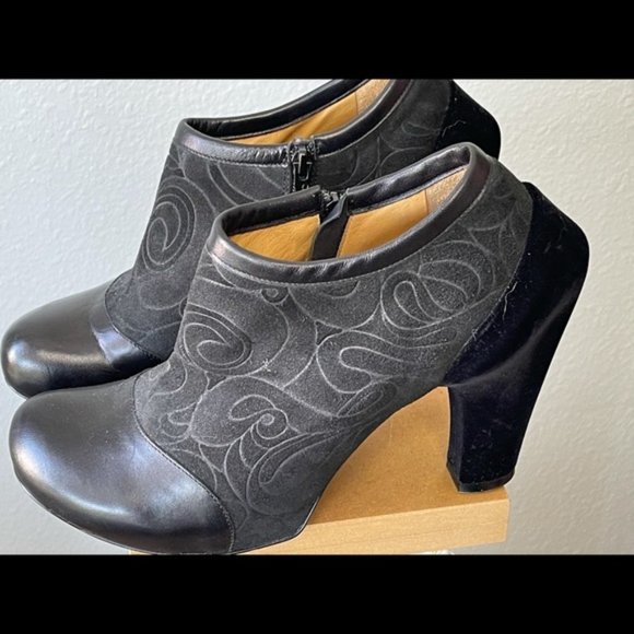 SOLD!!! John Fluevog Side Zip, Heeled Shoe, - Picture 6 of 10